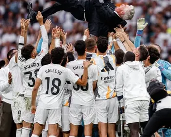 Torcedores e jogadores do Real Madrid homenageiam Ancelotti e Modrić em despedida do Bernabéu