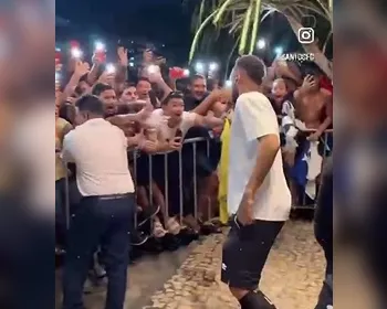 Torcida derruba grade durante embarque de Neymar para o Rei Pelé