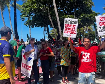Trabalhadores ocupam orla de Maceió no 1º de Maio e pedem fim da jornada 6x1