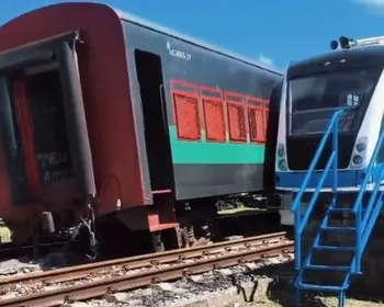 Trem sai dos trilhos e bate em VLT próximo à estação em Satuba
