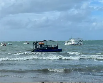 Três embarcações afundam na orla de Ponta Verde após fortes chuvas e ventos