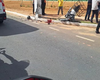 VÍDEO: motociclista fica gravemente ferido após colisão com poste na Cidade Universitária