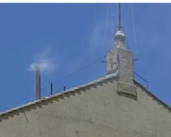 Vaticano se confunde, posta 'fumaça branca' e depois apaga