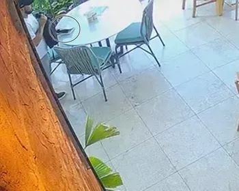 Veja ladrão furtando celular dentro de cafeteria em área nobre
