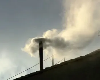 Veja momento em que a fumaça branca anuncia novo papa no Vaticano