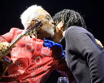 Vídeo: Djavan é convidado surpresa de show de Gilberto Gil no Rio de Janeiro