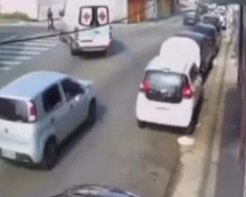 Vídeo: ambulância atropela mulher e criança em faixa de pedestres