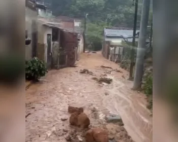 Vídeo: barreira cede e provoca destruição na Grota do Macaco, em Maceió