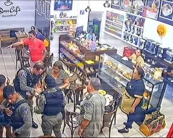 Vídeo: bebê de 1 ano é salva de engasgo por PM em Penedo