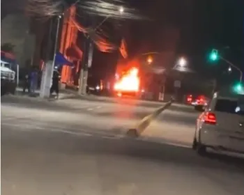 Vídeo: carro pega fogo na Avenida Juca Sampaio, no Barro Duro