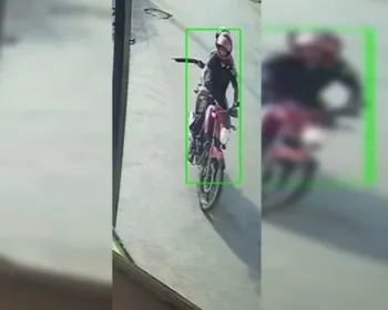 Vídeo: dupla em moto tenta matar homem com tiro de espingarda
