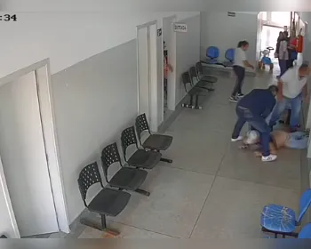 Vídeo flagra momento em que ex-marido tranca sala de posto de saúde para esfaquear mulher