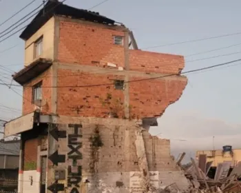 Vídeo flagra o momento em que parte de um prédio residencial de 3 andares desaba
