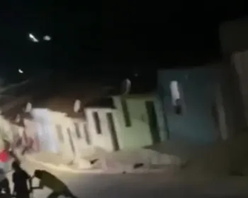 Vídeo: irmão tenta matar outro com foice durante briga no meio da rua em São Brás