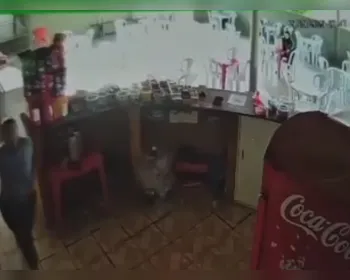 Vídeo mostra momento em que mulher pede socorro após ser esfaqueada na Uneal