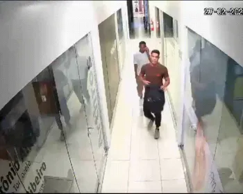Vídeo mostra momento em que quadrilha criminosa invade e furta 30 celulares de loja