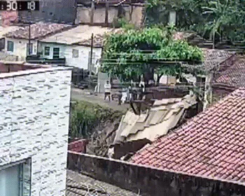 Vídeo mostra o momento em que chão cede e abre cratera em grota no Jacintinho