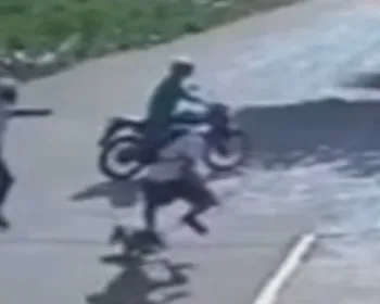 Vídeo: motoqueiro executa homem que passeava com cachorro