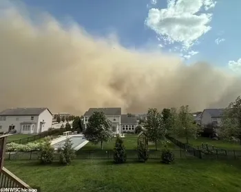 Vídeo: nuvem de poeira faz Chicago "desaparecer" após série de tornados nos EUA
