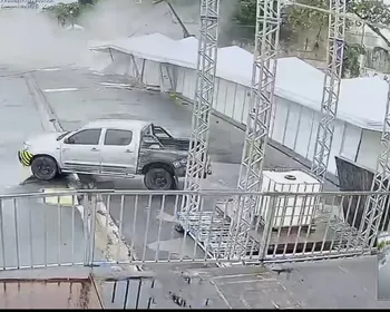 Vídeo: veja momento em que galpão desaba no Jaraguá e deixa quatro pessoas feridas