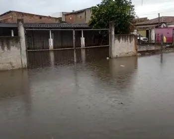 Vídeos: chuvas causam transtornos e deixam ruas alagadas em São Sebastião