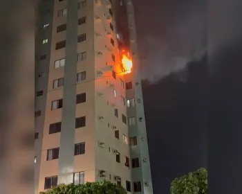 Vídeos: incêndio atinge apartamento no 7º andar de prédio no Prado