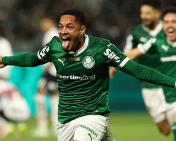 Vitor Roque marca, Palmeiras vence São Paulo e vira líder do Brasileirão