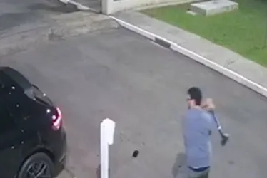 
			
				A marretadas, advogado furioso destrói entrada de condomínio
			
			