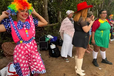 
			
				Acampamento e sonhos: influencers vão a rancho de Carlinhos à espera de uma oportunidade
			
			