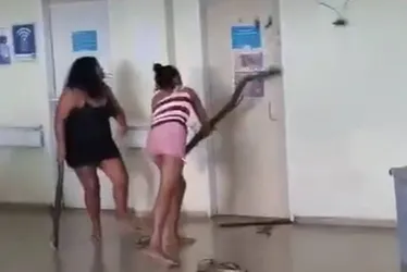 
			
				Após falta de atendimento, mulheres promovem quebra-quebra em hospital
			
			