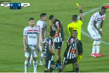 
			
				Árbitro guarda cartão em bolso errado, dá vermelho por engano e volta atrás
			
			