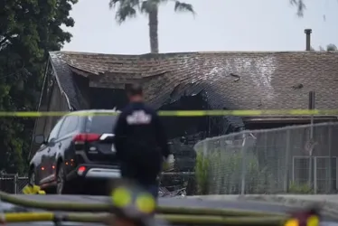 
			
				Avião de pequeno porte cai nos EUA e atinge 'várias casas', diz polícia
			
			