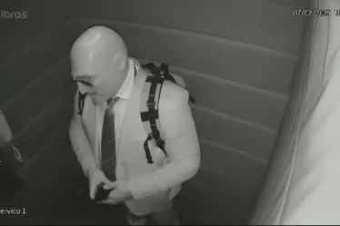 
			
				Bandido usou máscara realista para furtar condomínio
			
			