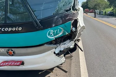 
			
				Batida de frente entre ônibus com fiéis e carro deixa um morto
			
			