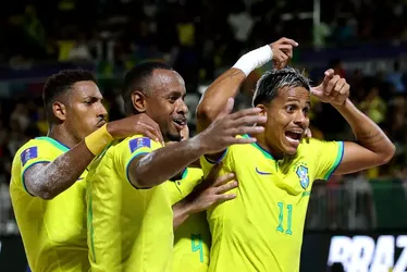 
			
				Brasil vence a Itália e se classifica na Copa do Mundo de futebol de areia
			
			