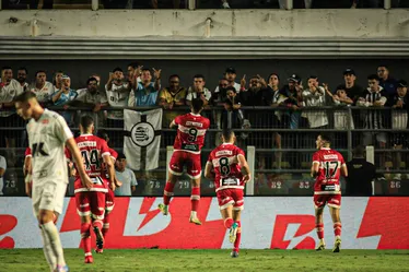 
			
				Breno Herculano celebra gol na casa do Rei e destaca força do CRB contra o Santos
			
			