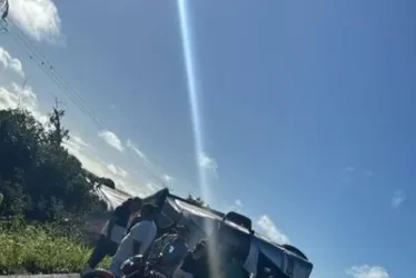 
			
				Caminhão capota e deixa motorista ferido em rodovia de São Sebastião
			
			