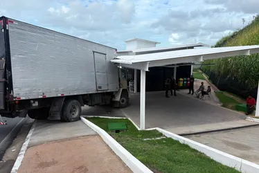 
			
				Caminhão perde controle em ladeira e colide em UBS no bairro de Bebedouro
			
			