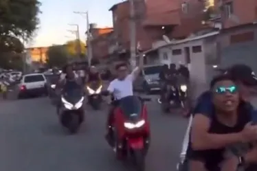
			
				Cantor com milhões de fãs atira pro alto em tributo a Gotinha
			
			