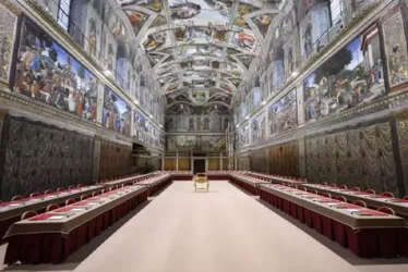 
			
				Capela Sistina fica pronta para o conclave. Veja fotos
			
			