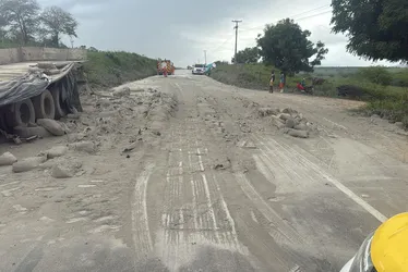 
			
				Carreta derruba carga de cimento na AL-220 e provoca colisão com ambulância e outro veículo
			
			