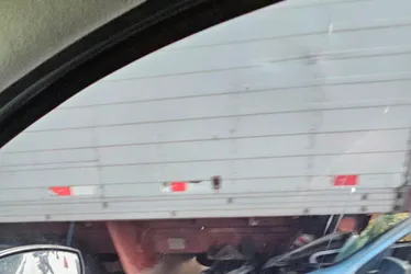 
			
				Carro bate na traseira de caminhão no Feitosa e deixa trânsito lento na Leste-Oeste
			
			