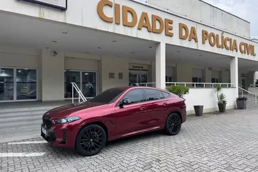 
			
				Carro de mais de R$ 1 milhão de Poze do Rodo foi levado à Cidade da Polícia
			
			