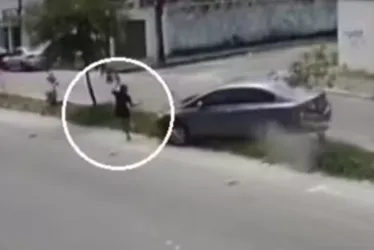 
			
				Carro desgovernado atropela pedestre, invade pista contrária e colide com outro veículo
			
			