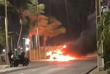 
			
				Carro é destruído por incêndio em avenida de Cruz das Almas
			
			