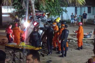 
			
				Carro sai da pista e colide com coqueiro na AL-220, em Arapiraca
			
			