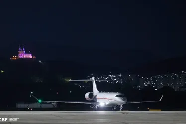 
			
				Chegou! Avião de Ancelotti pousa no Rio de Janeiro; hotel tem torcida na porta
			
			