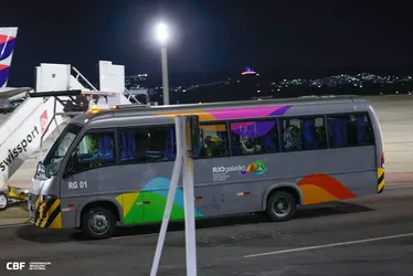
			
				Chegou! Avião de Ancelotti pousa no Rio de Janeiro; hotel tem torcida na porta
			
			