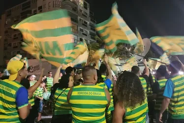 
			
				Chegou! Avião de Ancelotti pousa no Rio de Janeiro; hotel tem torcida na porta
			
			