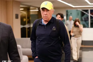 
			
				Chegou! Avião de Ancelotti pousa no Rio de Janeiro; hotel tem torcida na porta
			
			